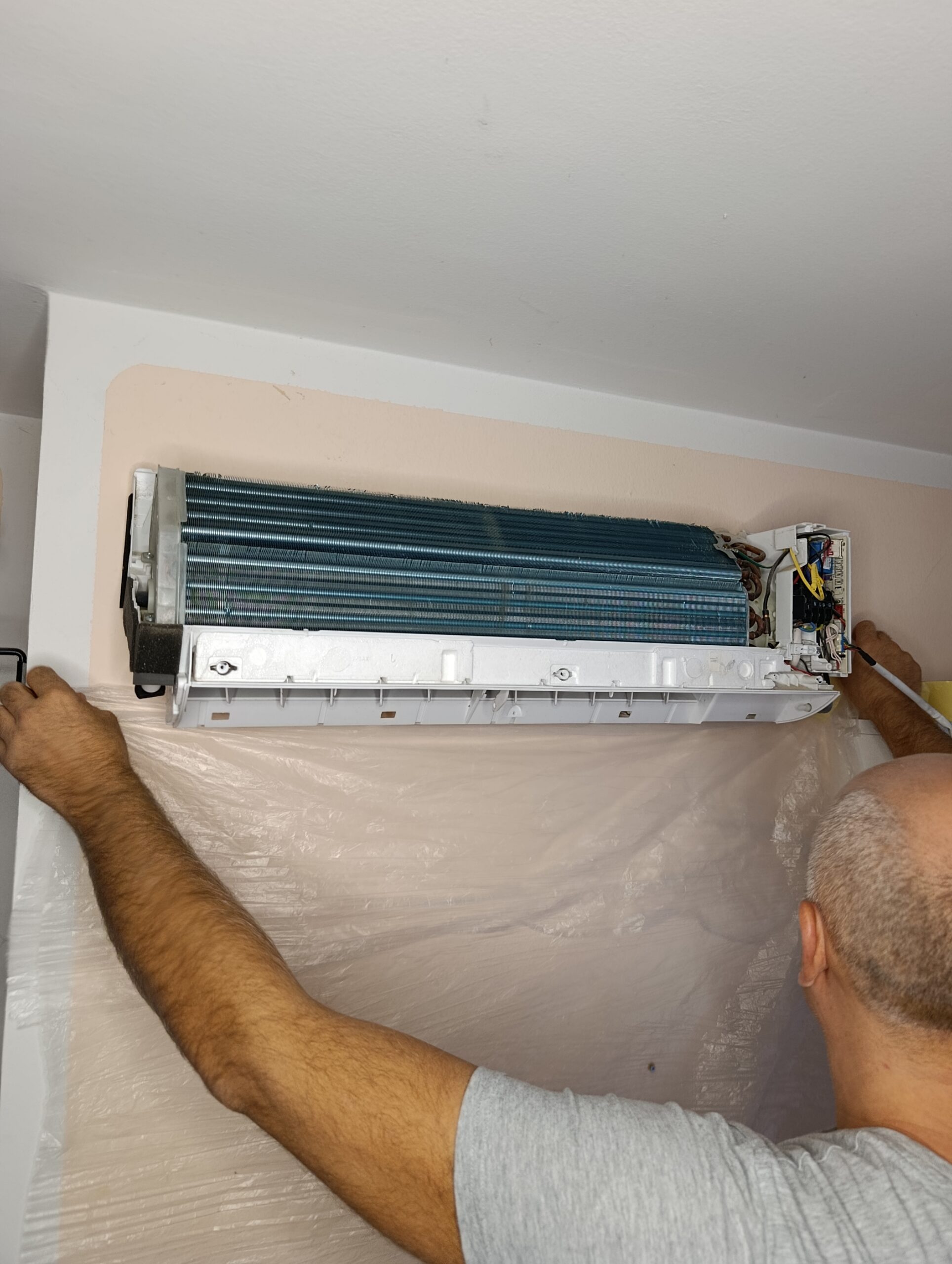 Postavljanje zaštite pre servisa klime i otvaranje unutrašnje jedinice